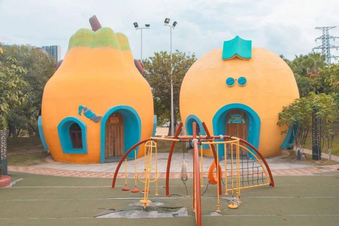 园区里还有遍布各处的 巨型的水果屋,苹果,菠萝,火龙果等,有种误闯入