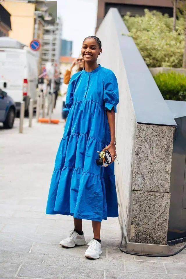 夏日必备一条经典蓝色小裙子,搭配运动小白鞋,动感十足.