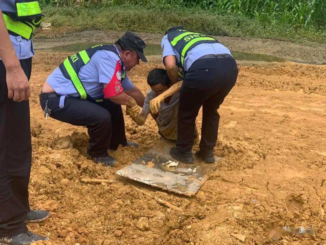 黔西一男子陷入四達加油站對面沼澤地水西派出所快速救出