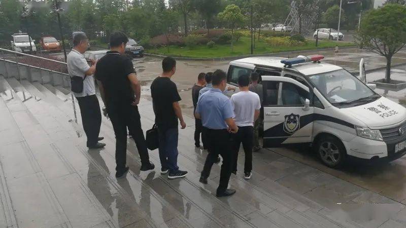 禹州警方搗毀一非法煉鉛窩點創建文明城市禹州交警在行動