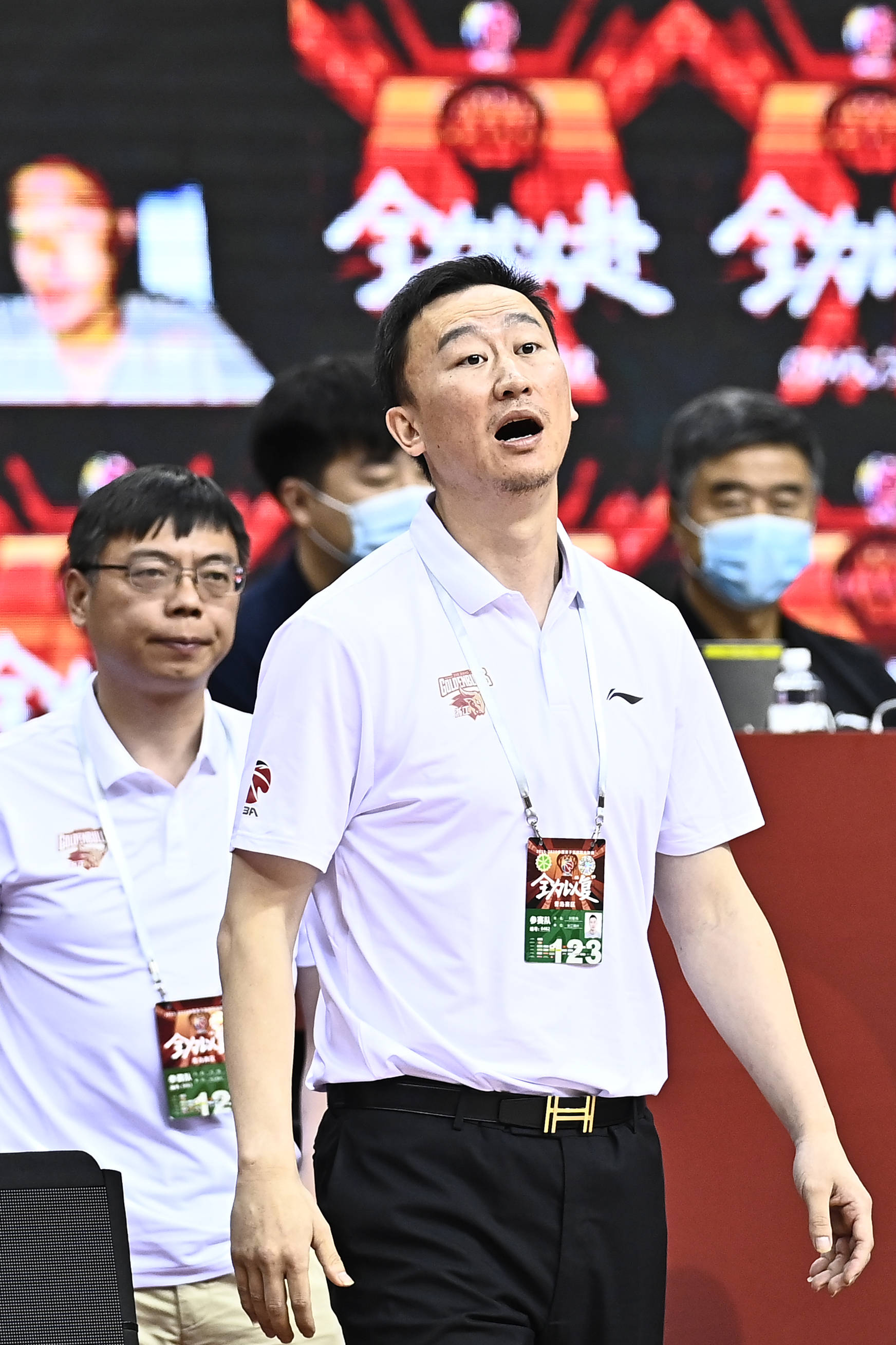 7月22日,浙江稠州银行队主教练刘维伟(右)在场边观战.