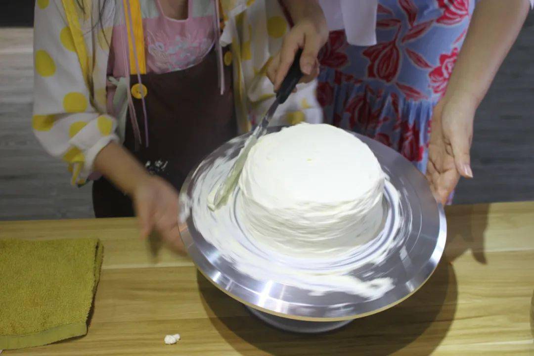 内有福利跟着猛男烘焙师一起做蛋糕