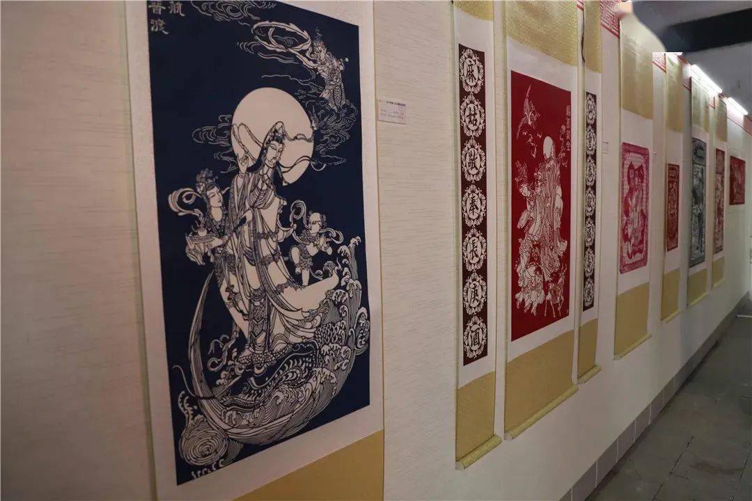 展示过程中,国家级非物质文化遗产金坛刻纸传承人,江苏省工艺美术大师