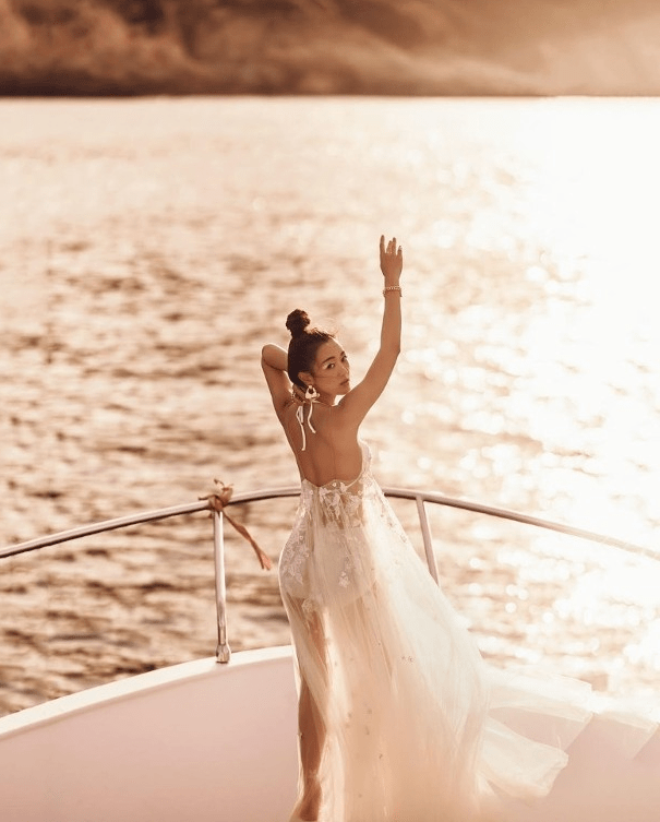 张宝儿比基尼婚纱中门大开,性感十足!