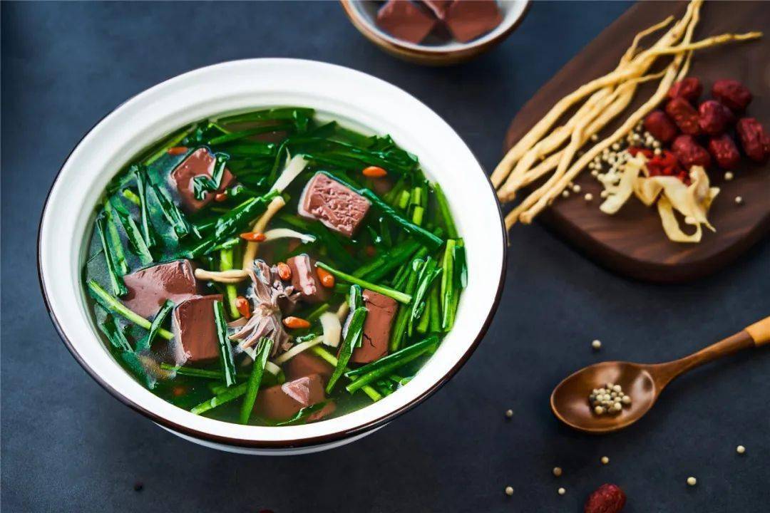 鸭血,鸭杂,韭菜三种食材的碰撞与交融,鲜香具备的鸭血汤就此诞生.