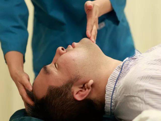 气道管理手法开放气道与口鼻咽通气道