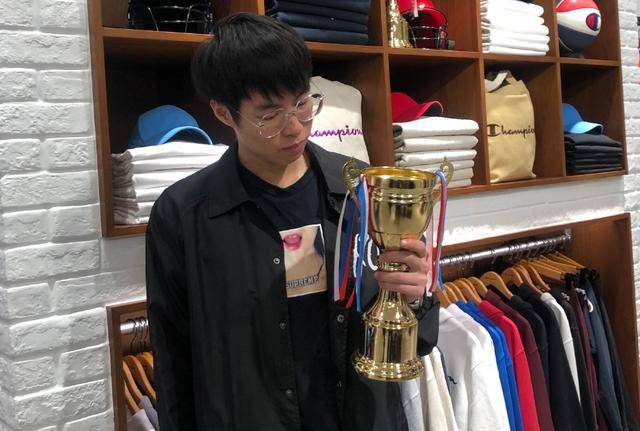 近日,拥有百万粉丝的知名主播李干,就点名开撕小乐言和包子之间的恩断