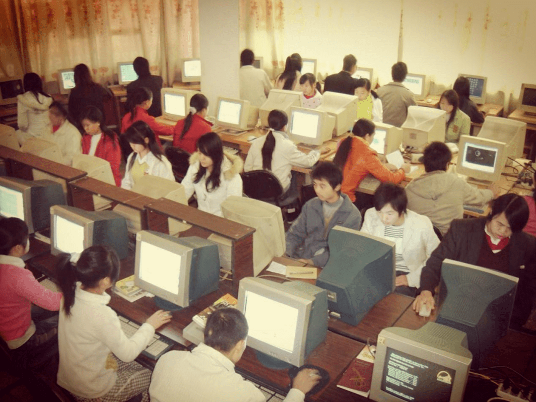 当年诺基亚8820风靡一时耳机升级为头戴式21世纪00年代03听说已经有了