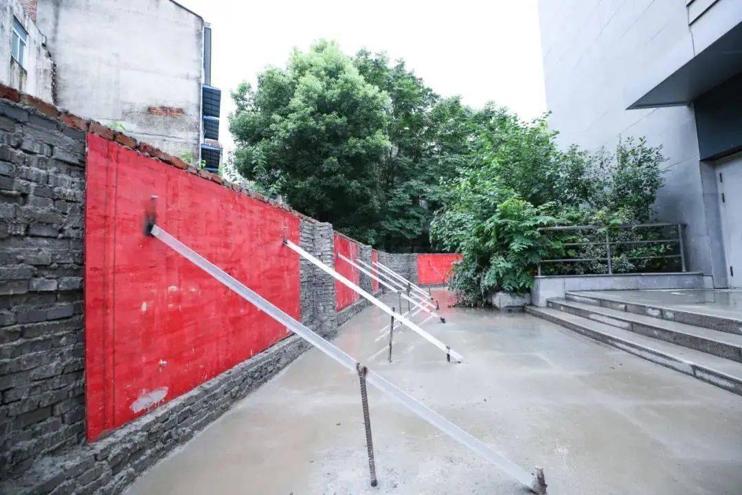 63米,与朱家河防洪堤防相距仅150米的滠口新城地铁站防汛风险骤升,为