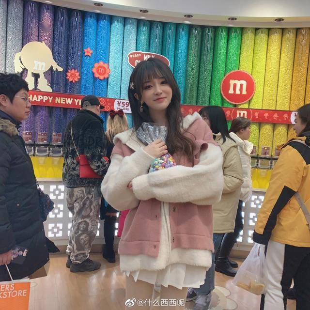 jdg女主持人微博连续点名haro却被网友扒出两人早已是情侣