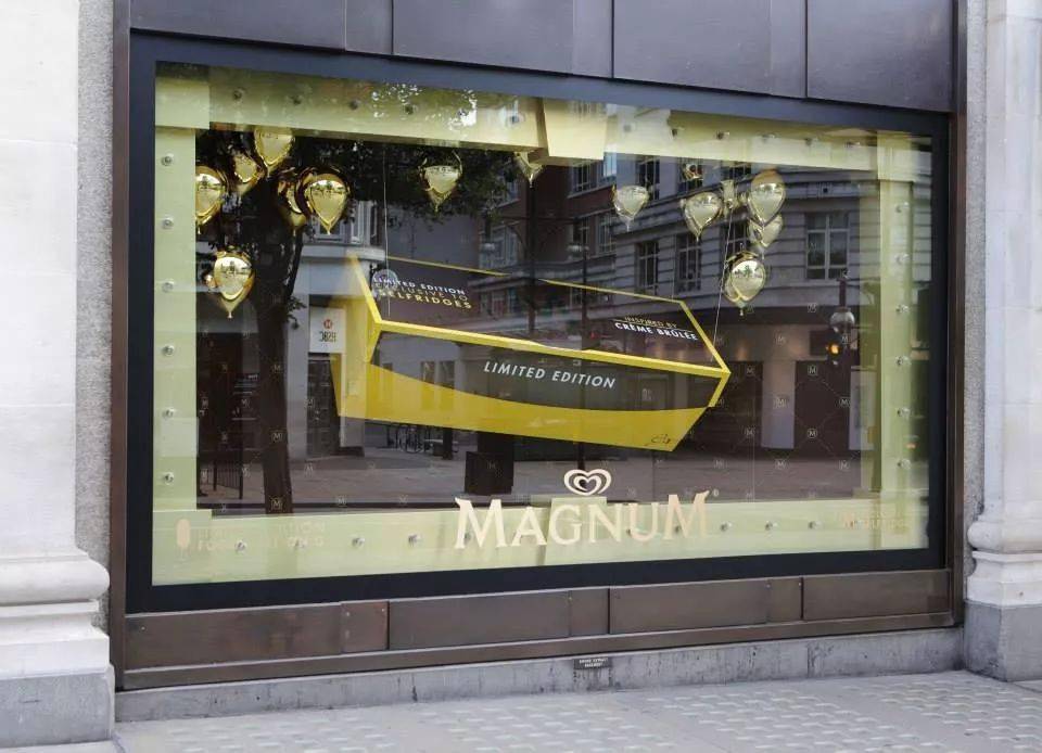 不仅做橱窗过生日,还找时尚届拍广告.