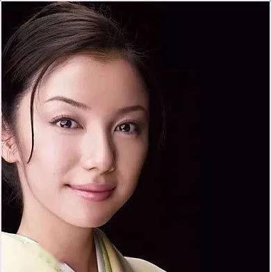 这剧中的小女主角,小百合,她虽然并不是那种惊艳的好看,但真的是越看