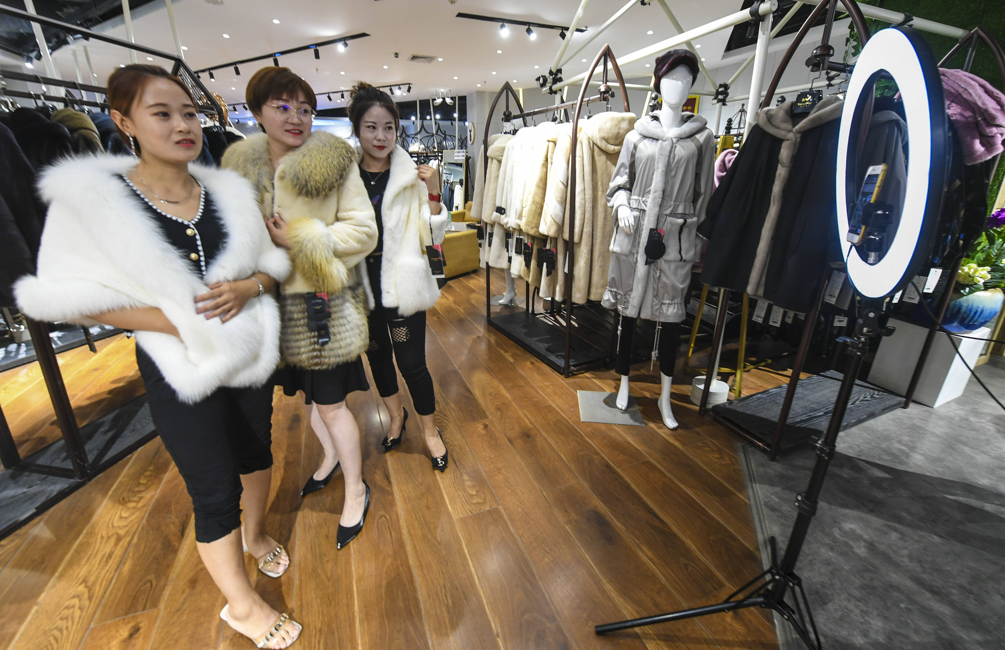 7月24日,枣强县一家皮草商城的模特利用直播平台展示裘皮服装.
