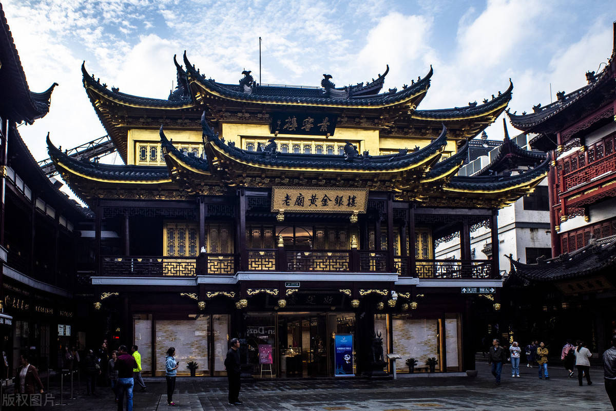 上海老街以馆驿街为界分为东西两段,保留了清末民国初年民居特色