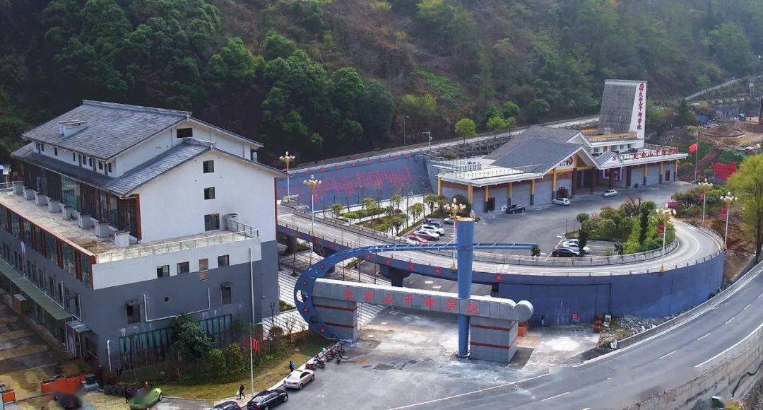 "夹金山干部学院"——打造夹金山红色教育品牌