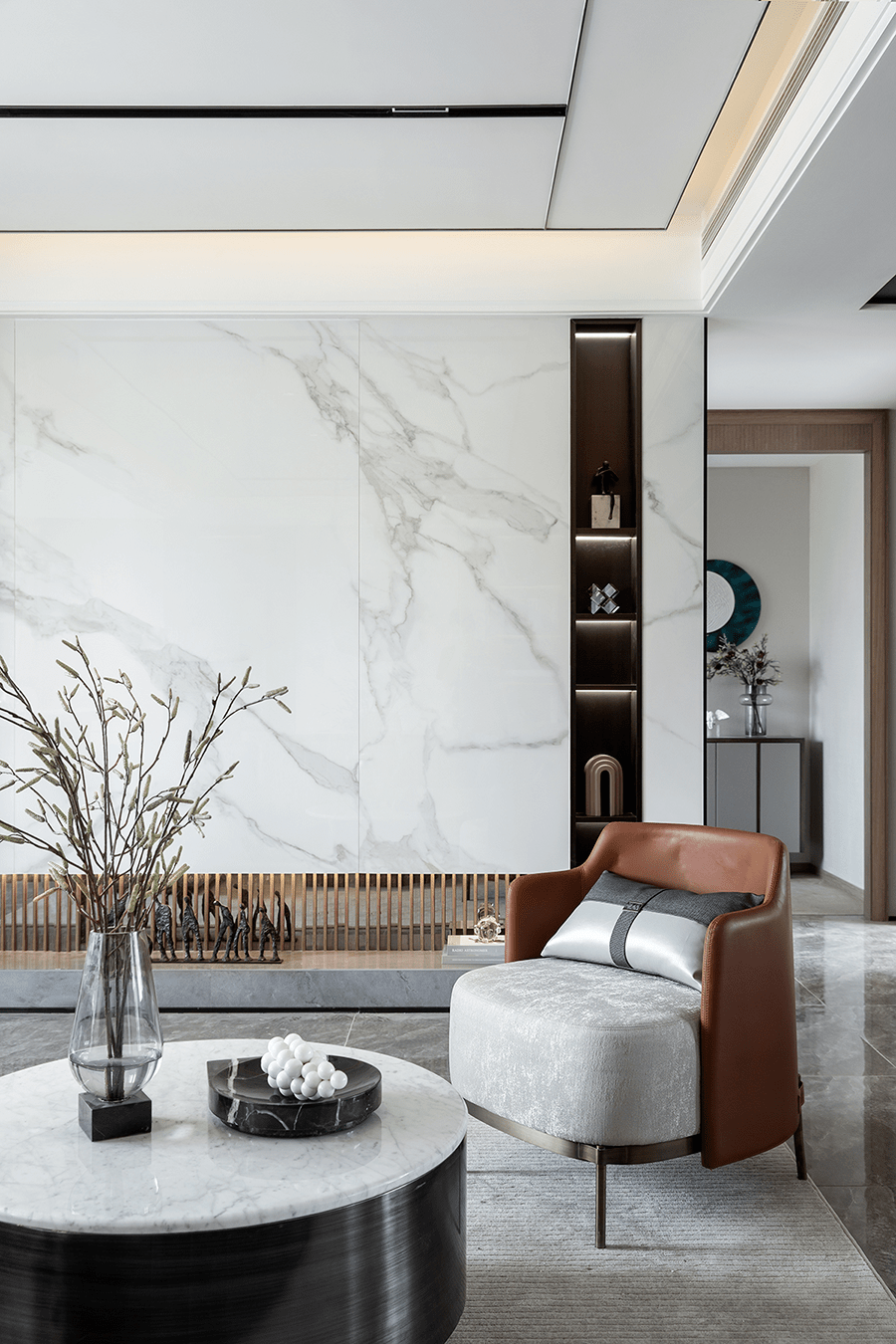 褐色的柜体,淡蓝色的椅子,灰色的沙发等,构建了室内空间的"莫兰迪体系