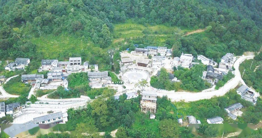 "哈寨村是施甸县木老元乡一个典型的布朗族村落,共有布朗族人口692人