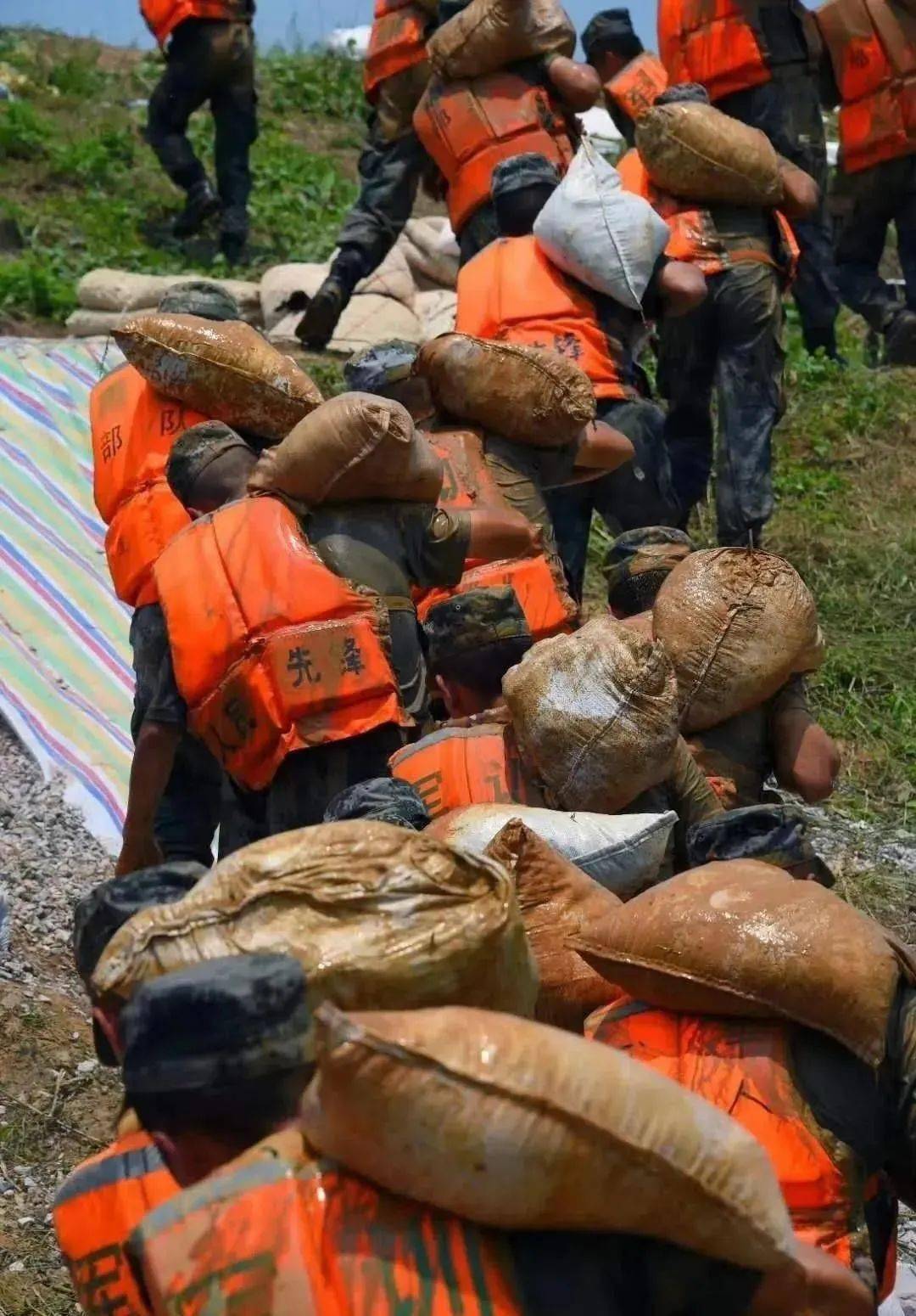 抗洪丨年轻的军人,我想知道你是谁?_防汛