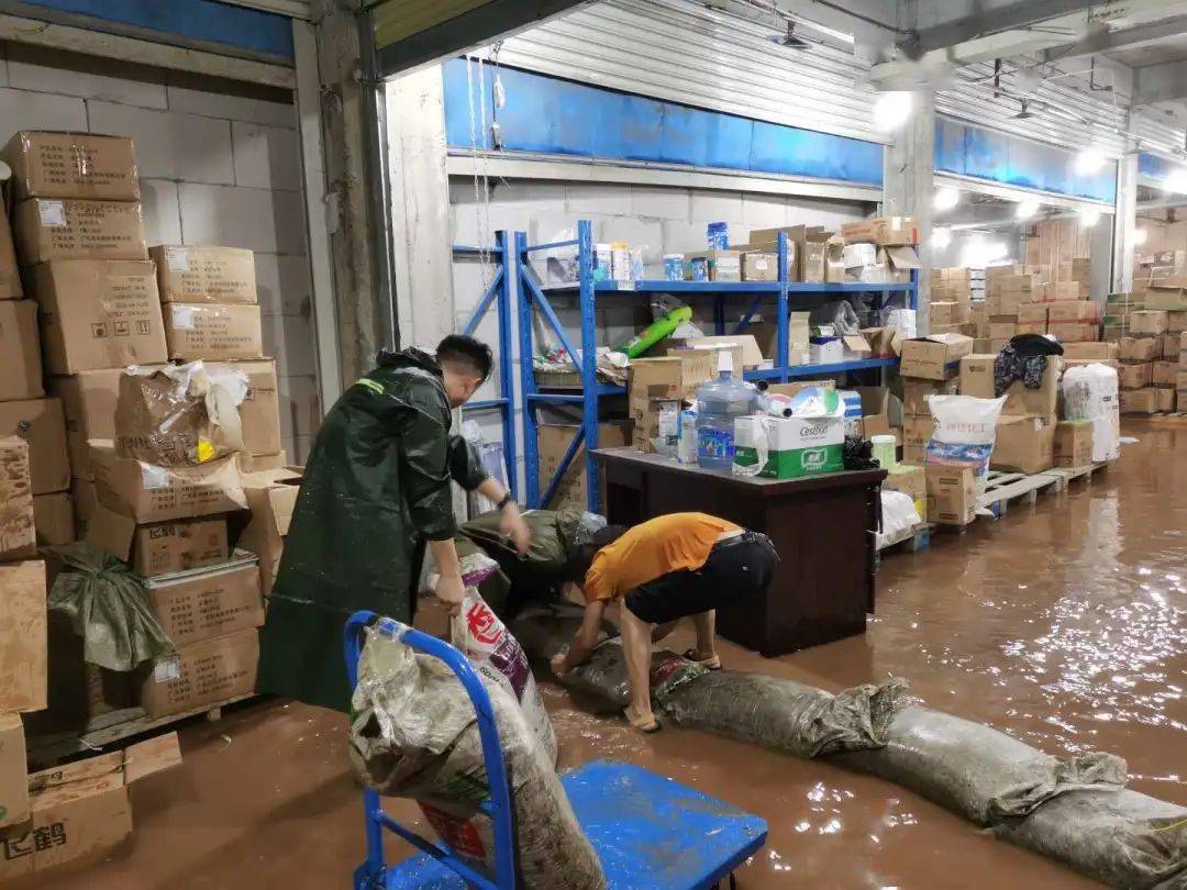 7月25日下午5时22分,海琪明月花园母子连心门店仓库被洪水淹没,经开区