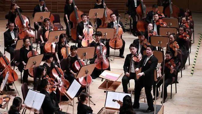 以一曲极具云南特色的交响组曲《阿诗玛》赢得满堂喝彩和极高艺术评价