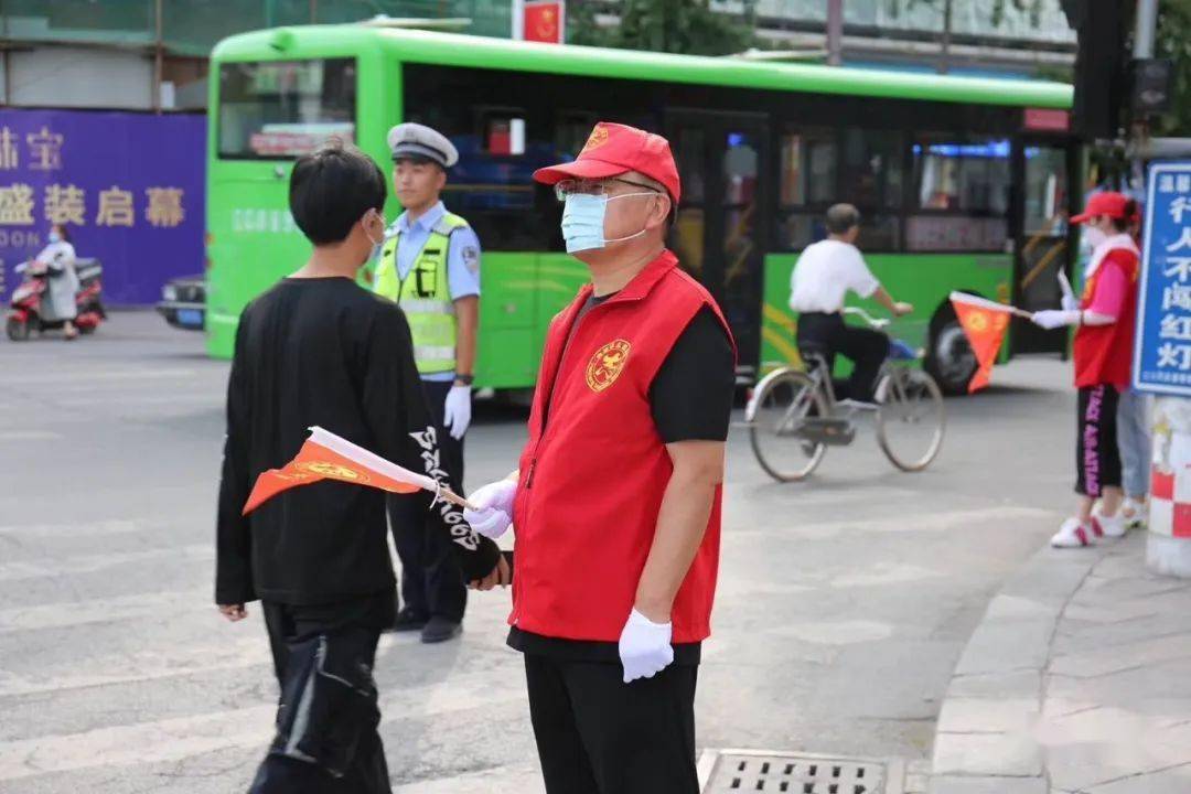 创城在行动九倡导文明出行宣传干部变身交通引导员