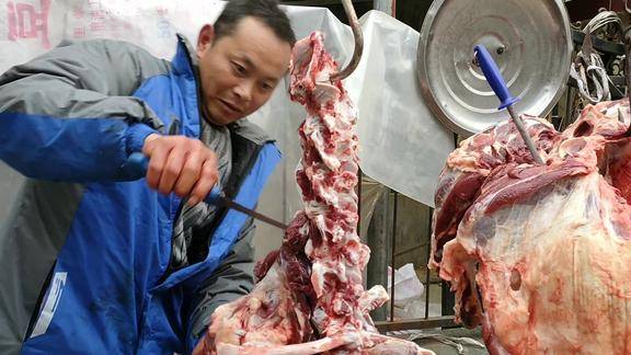 小尚老表家过年宰牛小尚想吃牛三宝老表说只有牛欢喜因为啥