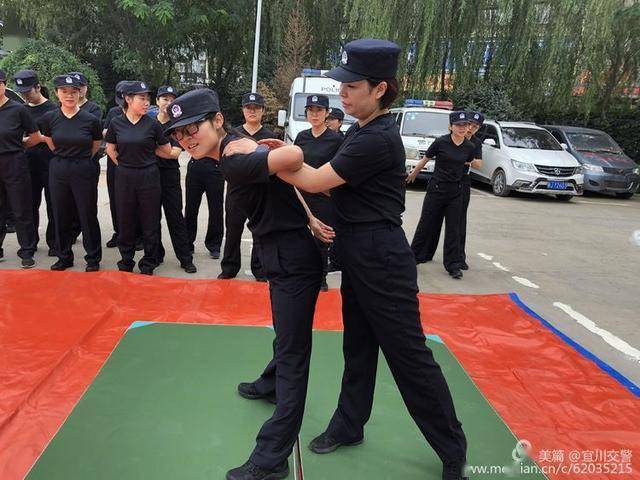女警警绳训练图片