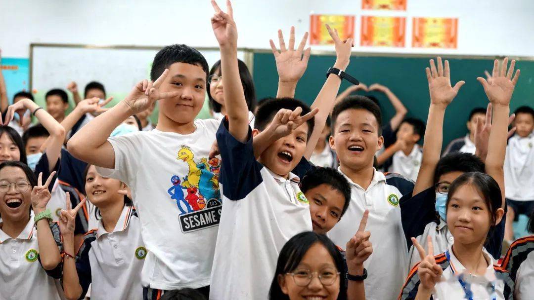 学生一起拍摄"抖音"后,尹嘉琪发现,班级内同学间的关系变得更加融洽了