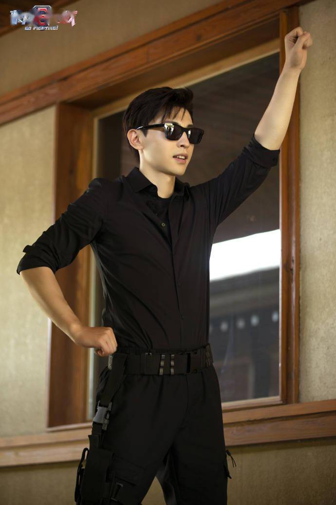 邓伦《极限挑战》剧照公开 行走的荷尔蒙帅气来袭!