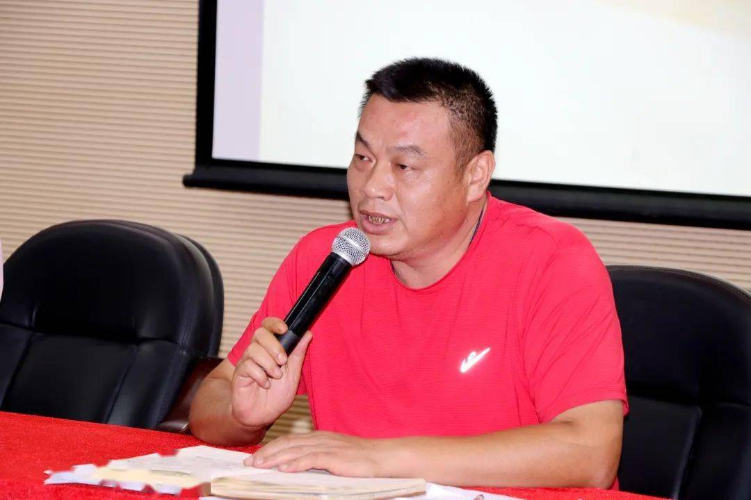 刘星照校长致辞最后,丹灶中学为黄春琼老师举行了简单而又温馨的退休