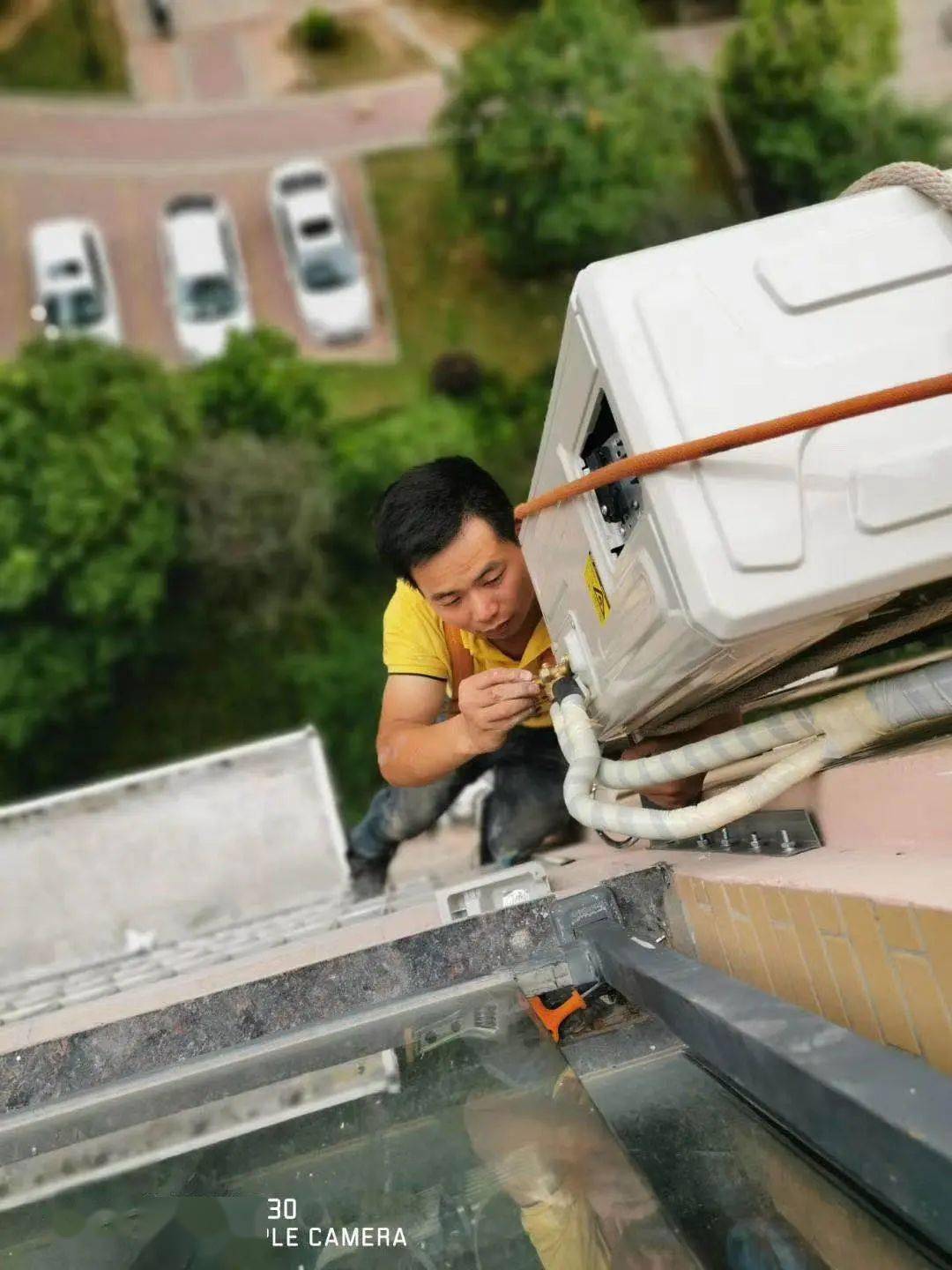 只靠一根绳,30米高空装空调