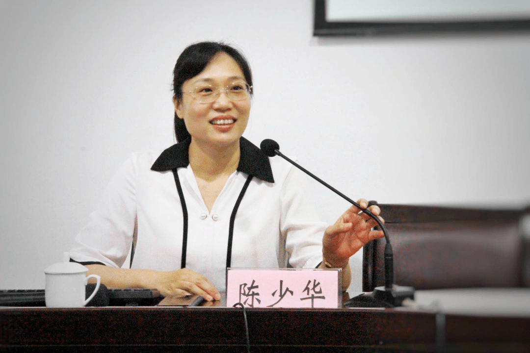 广东省名班主任工作室主持人,广东省语文骨干教师陈少华老师的讲座