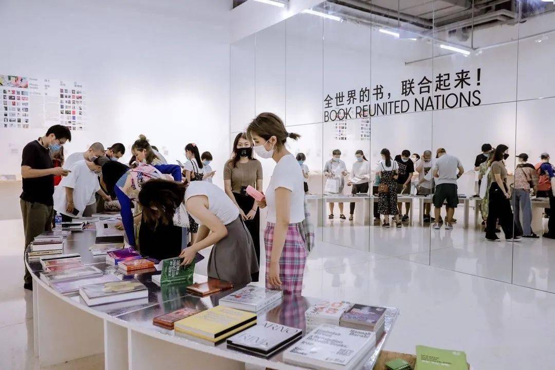 在abc艺术书展的人人人人人海中挑一本书有多难?