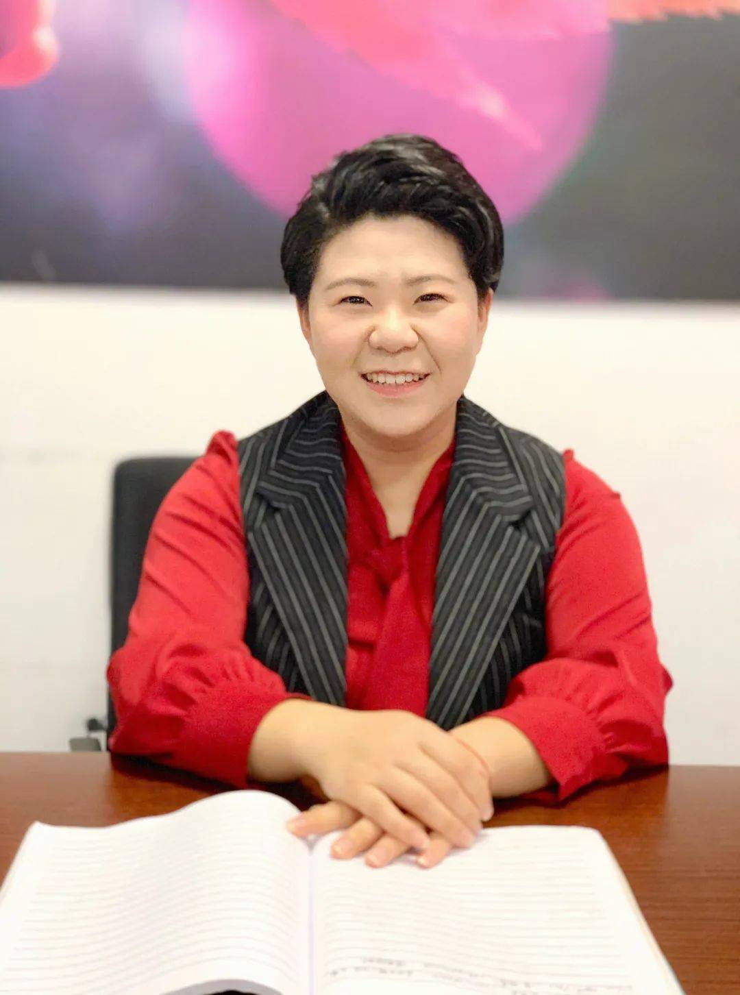 王静华,现任嘉兴路街道虹叶居民区党总支书记,虹叶第一党支部书记