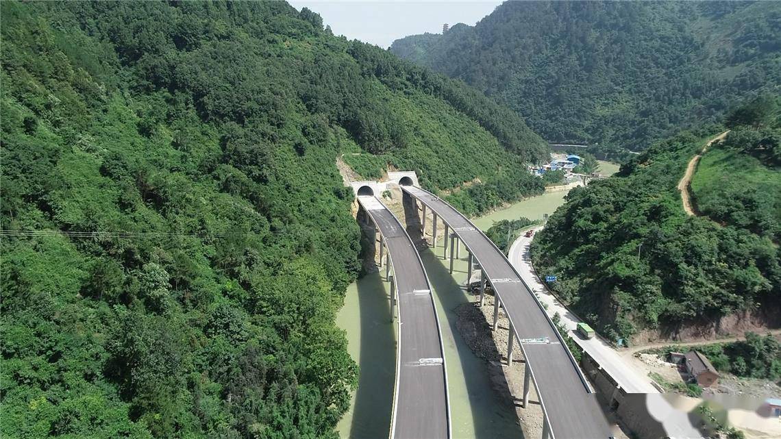 西镇高速公路全线贯通