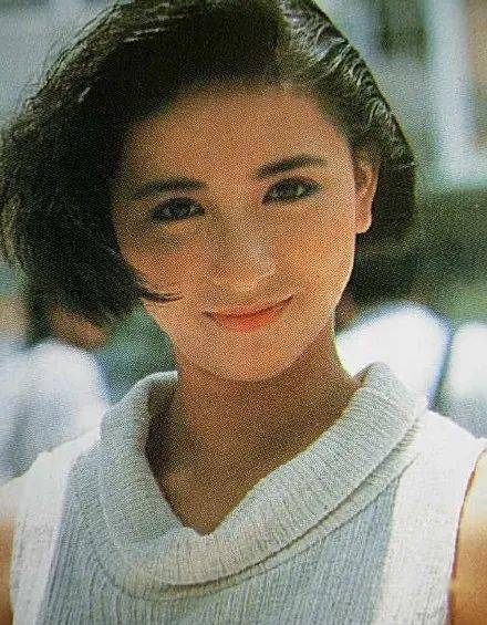 第一个"三料港姐",而冠军是相貌平平但已有医学博士学历傍身的李美珊