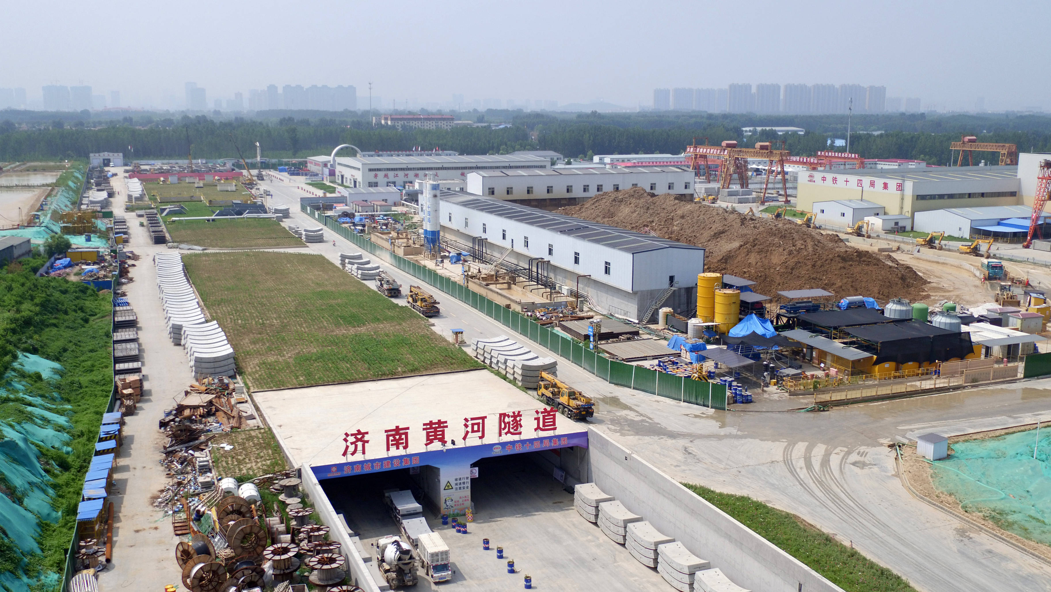 日拍摄的"万里黄河第一隧"——济南黄河隧道工程施工工地(无人机照片)