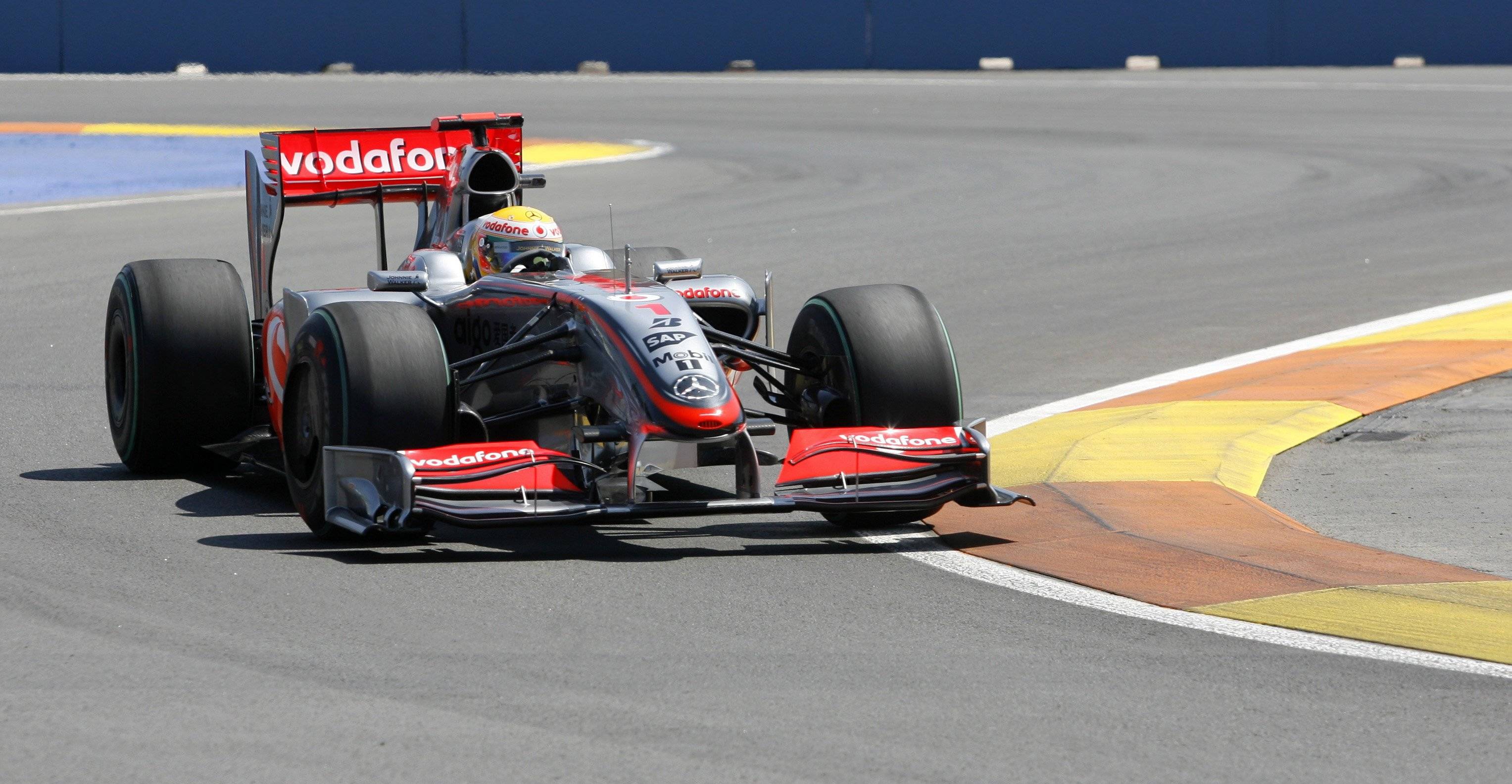 2009年4月25日,f1巴林站,迈凯伦车队英国车手汉密尔顿在排位赛中.