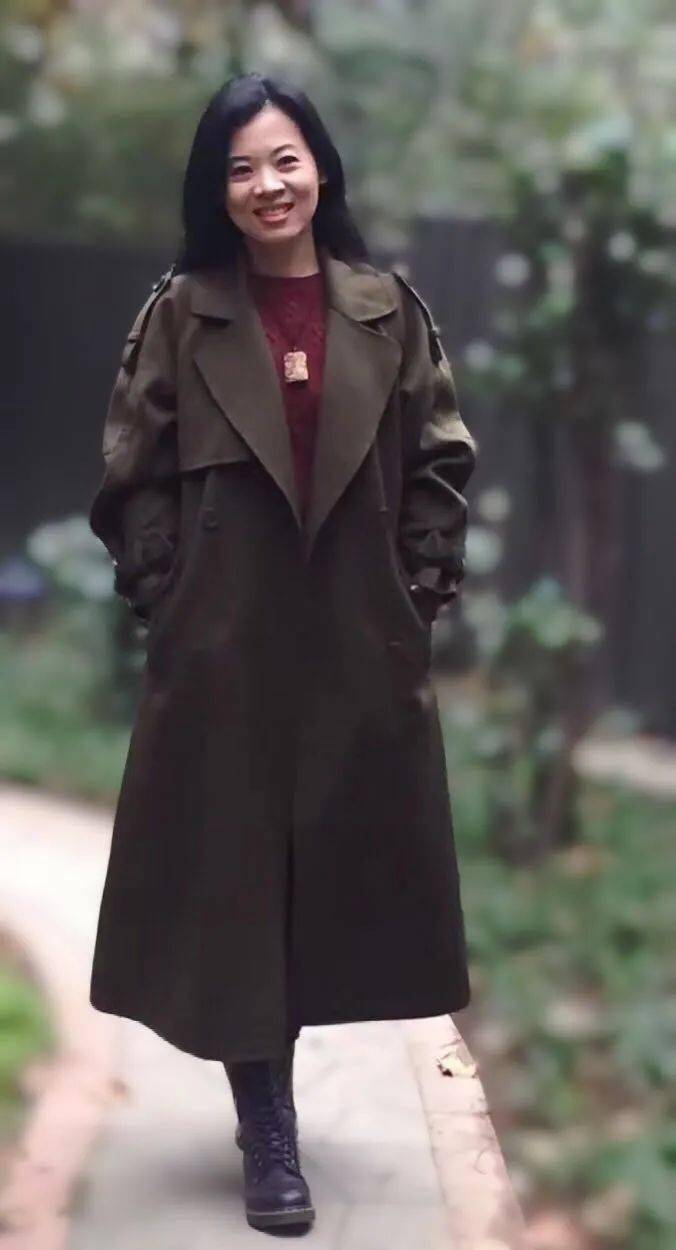 霜降露寒霜降秋风瑟,万物归心返本真.坐看青山层迭醉,红妆不负有情人.