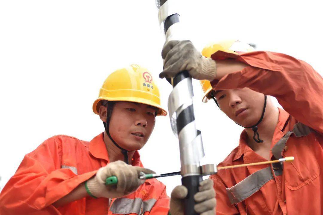 竞技场上洒汗水铆足干劲争先锋