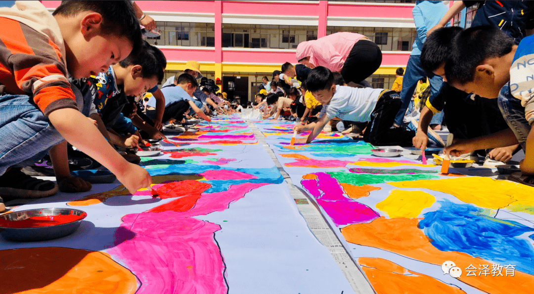 钟屏幼儿园举行"百米画卷" 创意绘画活动