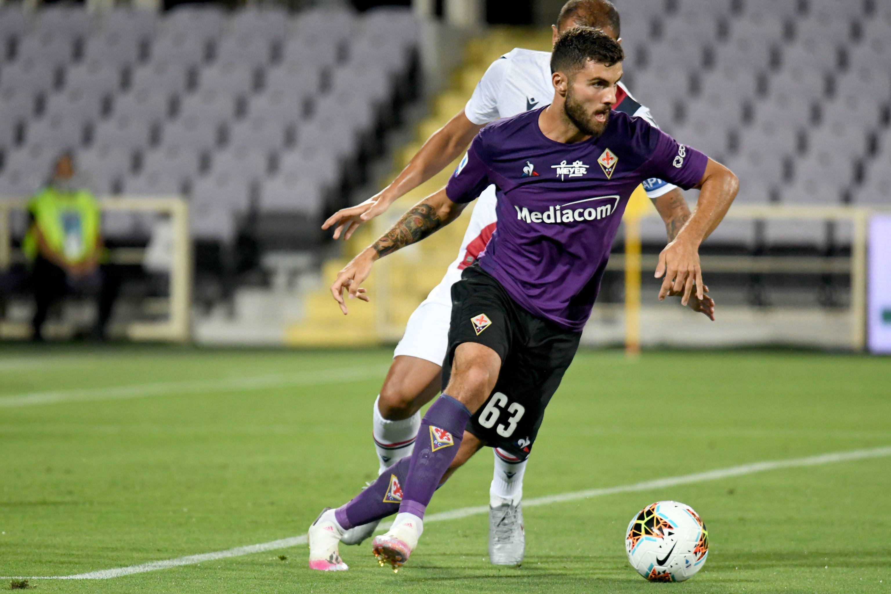 7月29日,佛罗伦萨队球员米伦科维奇(左)进球后与队友庆祝.