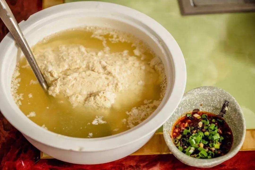 店名:贵州餐厅地址:越秀区环市中路327号四省办大厦2楼7香滑姜汁豆腐