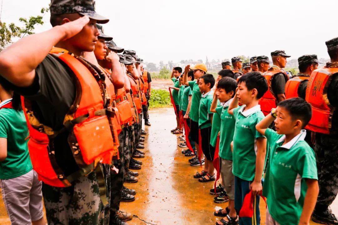 军民鱼水情 熔铸大堤上