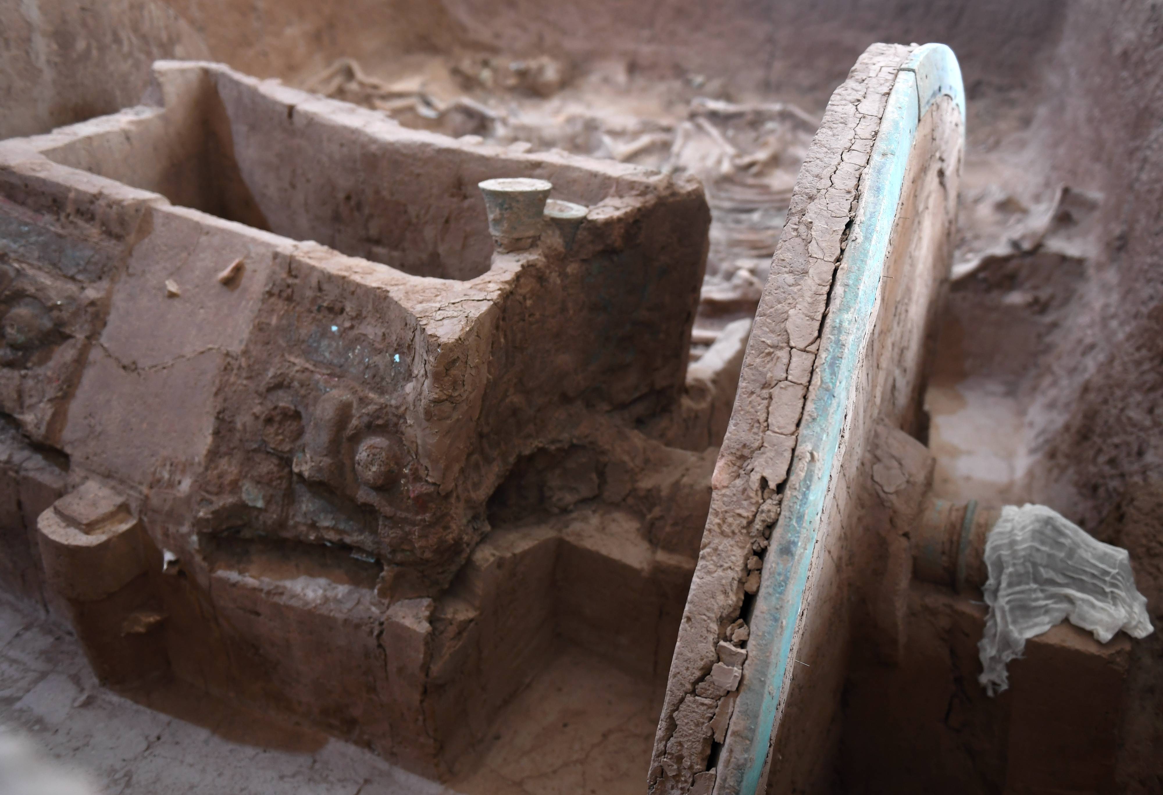 陕西保护复原2800年前西周青铜轮牙马车