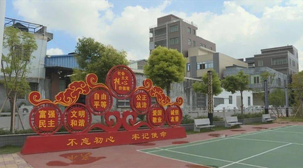 这是莲下镇东湾村村民张伯为表达创文改变乡村环境的喜悦心情所作的一