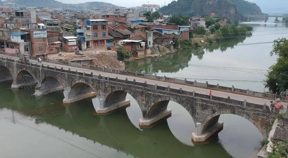 县公路局西佛桥临时交通管制负责人 王道贤:根据检测单位的建议,为