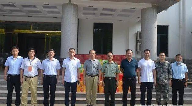 教育技术装备站站长张贡献等一行三人在市育才中学校长乔延峰陪同下