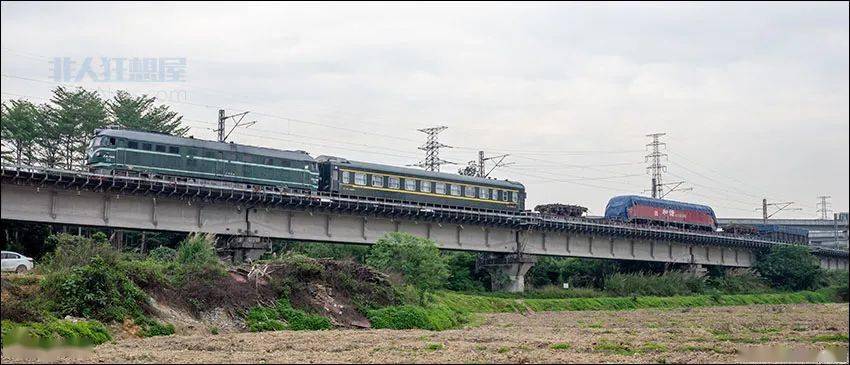 df4-7406牵引搭载郴州事故hxd1d的"超级超限车"出军田站.