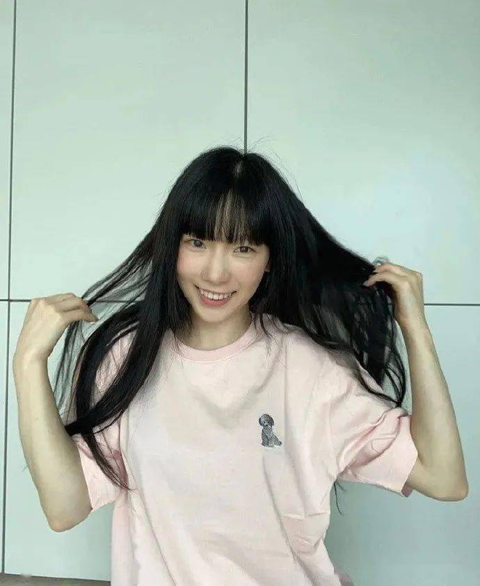 黑发,穿着zero衣服的少女时代金泰妍!